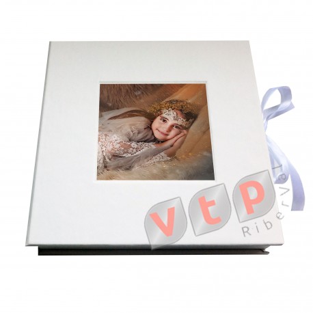 Mod IC2525B Foto PVC+Soporte+Caja Blanca Lisa con Foto Madera Blanca 4 cm con lazo